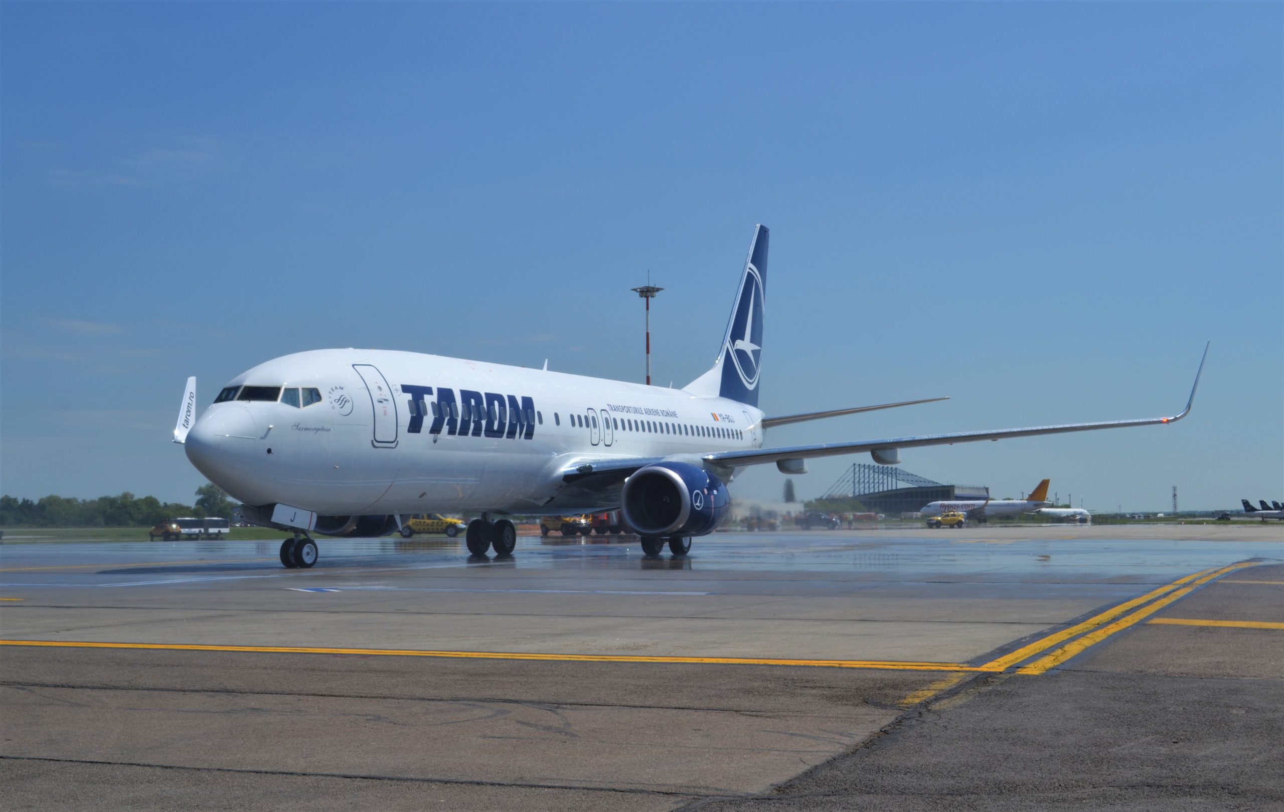 Avion TAROM la Otopeni. Boeing 737-800, YR-BGJ
