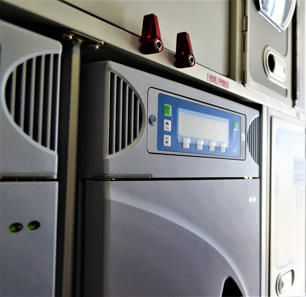 Avion deviat din cauza unui cuptor care a luat foc