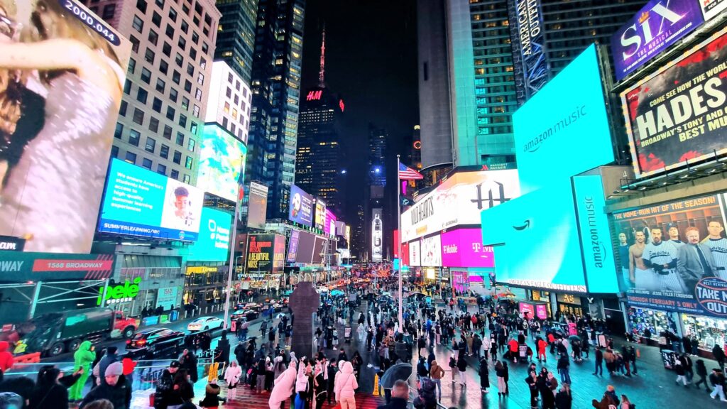 TAROM vinde bilete la New York şi Miami. Cât costă