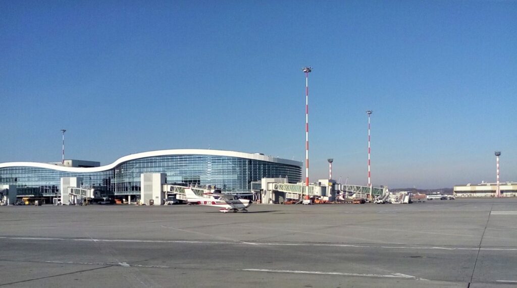 ANPC a închis aproape jumătate din restaurantele, cafenelele şi magazinele din Aeroportul Otopeni